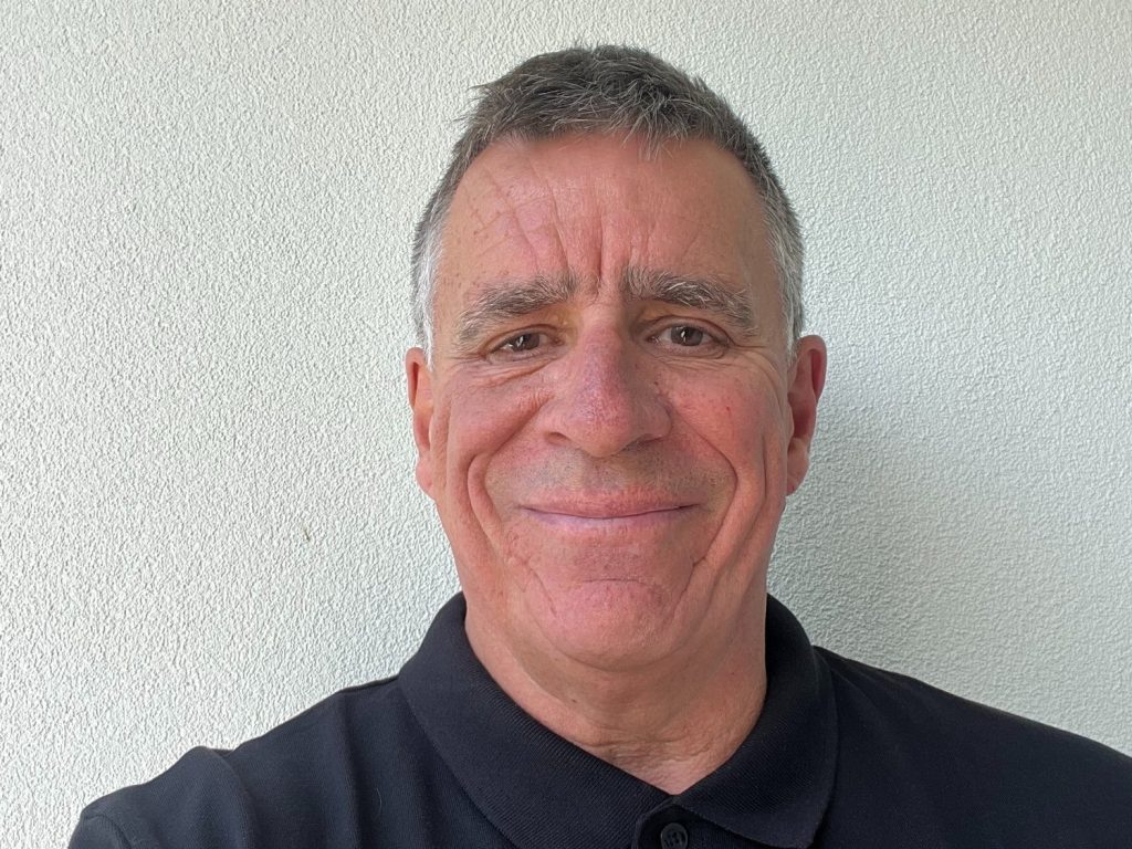 Headshot of Simon Holloway